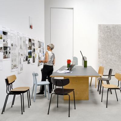 Krzesło Moca ciemny dąb - podstawa chromowana Vitra