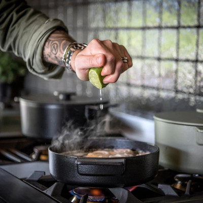 Povrchový litinový hrnec 4,6 l černý Serax