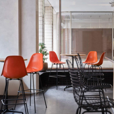 Krzesło barowe Eames Plastic RE High czerwone - czarna podstawa Vitra