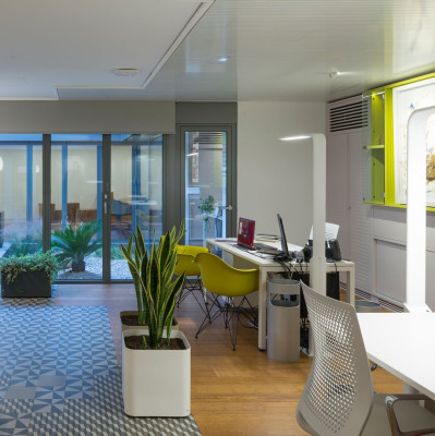 Krzesło Eames Plastic Chairs RE DAR musztardowe - chromowana podstawa Vitra