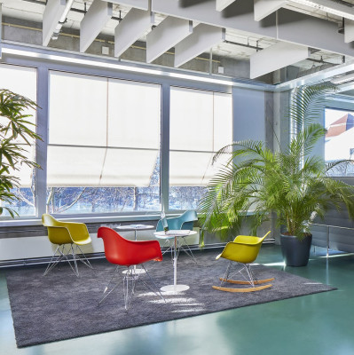 Krzesło Eames Plastic Chairs RE DAR czerwone - chromowana podstawa Vitra