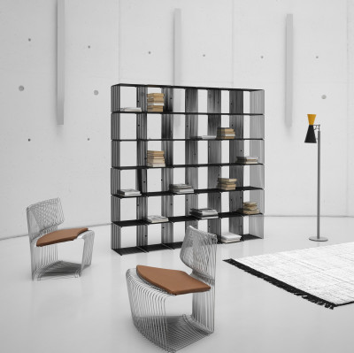 Regał modułowy Panton Wire czarny z marmurową, białą półką Montana