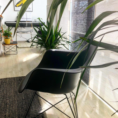 Eames Plastic Armchair LAR gray - black base Vitra