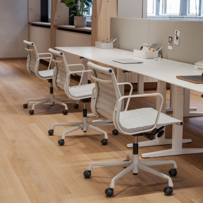 Krzesło biurowe Aluminium EA 117 tkanina Cosy 2 Pale Blue - podstawa kremowa Vitra