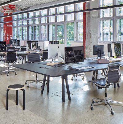 Krzesło biurowe Aluminium EA 118 tkanina Track Royal - podstawa czarna Vitra