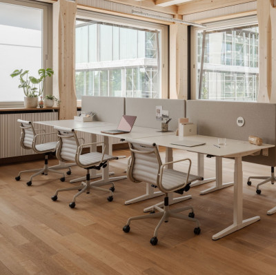 Krzesło biurowe Aluminium EA 118 naturalna skóra cognac - podstawa czarna Vitra