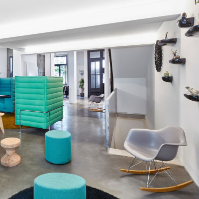 Krzesło bujane Eames RAR zielone - biała podstawa Vitra