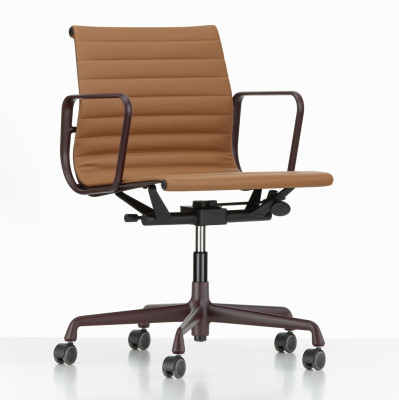 Krzesło biurowe Aluminium EA 117 naturalna skóra cognac - podstawa bordowa Vitra