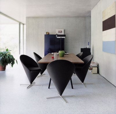 Tmavě modrá židle Cone Hola Vitra