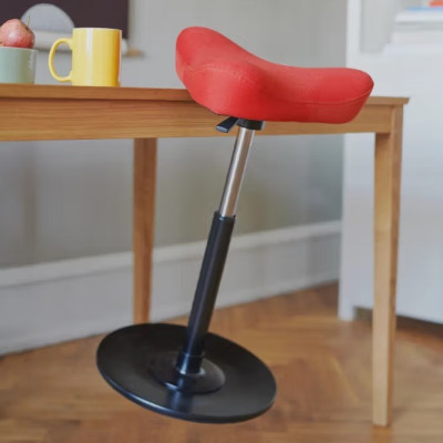 Krzesło ergonomiczne Move Compact czerwone, czarne drewno Varier