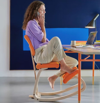 Krzesło ergonomiczne Variable Plus jasnoniebieskie, jasnobrązowe drewno Varier