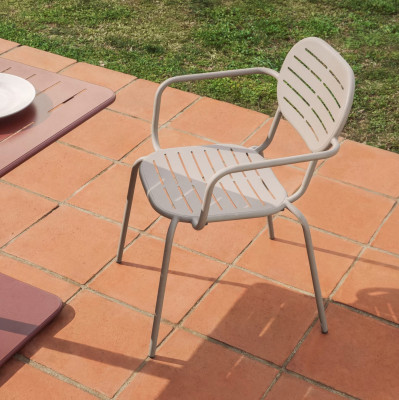 Zahradní židle Brai s područkou, béžová Kave Home