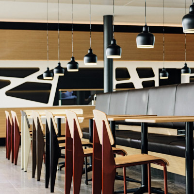 Krzesło Standard naturalny dąb - podstawa czarna Vitra