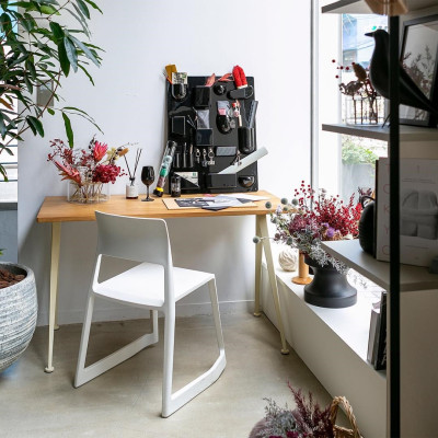 Špičková židle Ton RE světle šedá Vitra