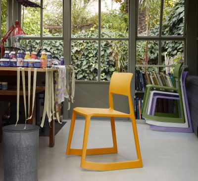 Špičková židle Ton RE žlutá Vitra