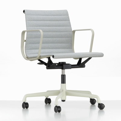 Krzesło biurowe Aluminium EA 117 tkanina Cosy 2 Pale Blue - podstawa kremowa Vitra