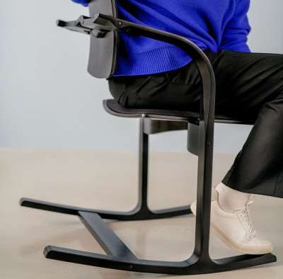 Krzesło ergonomiczne Actulum ciemnoszare, czarne drewno Varier