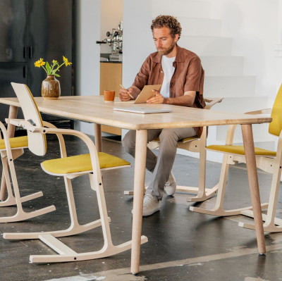 Krzesło ergonomiczne Actulum żółte, naturalne drewno Varier