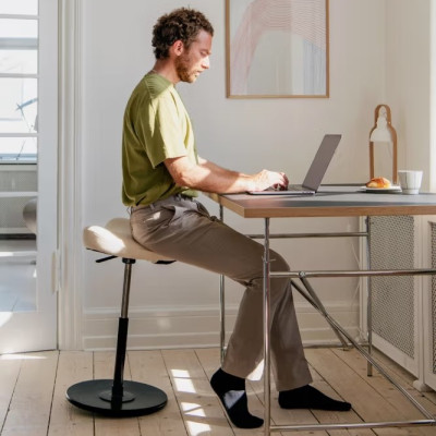 Krzesło ergonomiczne Move Low beżowe, czarne drewno Varier