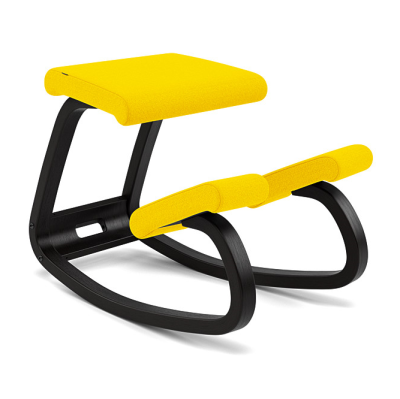 Krzesło ergonomiczne Variable musztardowe Vidar 0323, czarne drewno Varier