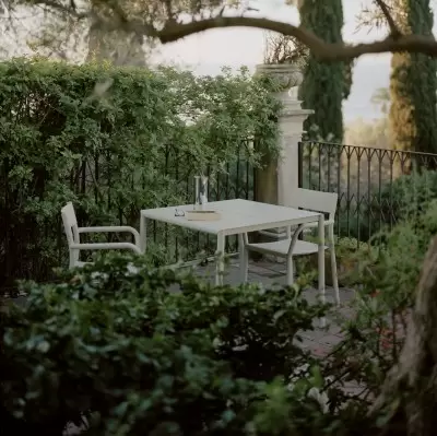 Krzesło ogrodowe May z podłokietnikiem jasnoszare New Works