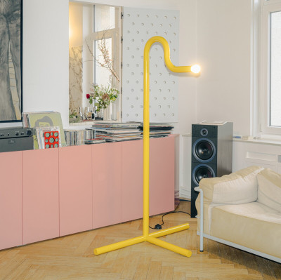 Žlutá stojací lampa La Uno od Valerie Object