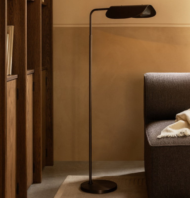 Křídlová stojací lampa hnědá Audo Copenhagen