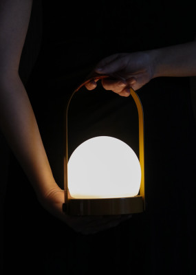 Lampa przenośna Carrie złocisty brąz Audo Copenhagen