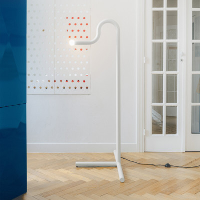 La Uno bílá stojací lampa od Valerie Object