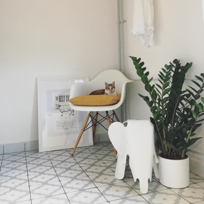 Stołek Eames Elephan RE biały Vitra