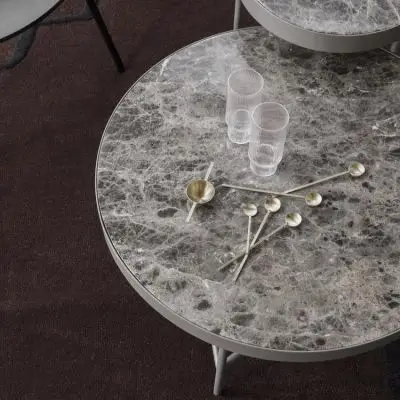 STOLIK OKAZJONALNY MARMUROWY BRĄZOWY FERM LIVING