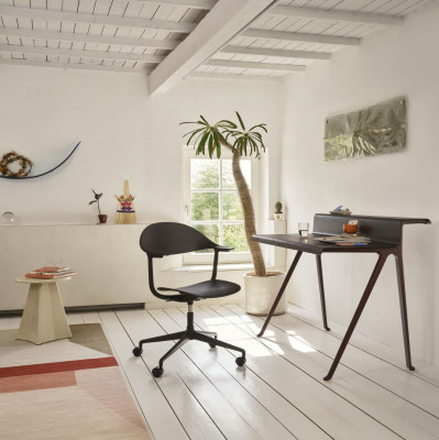 Krémová stolička Metallique Vitra