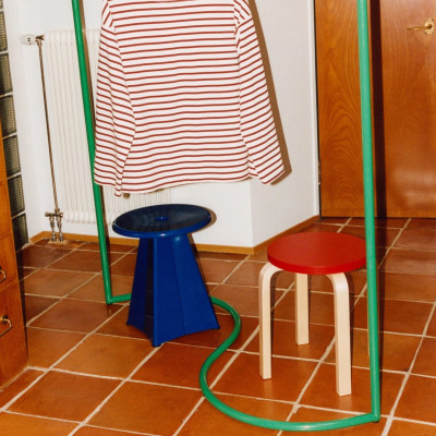 Metallique-Hocker blau Vitra