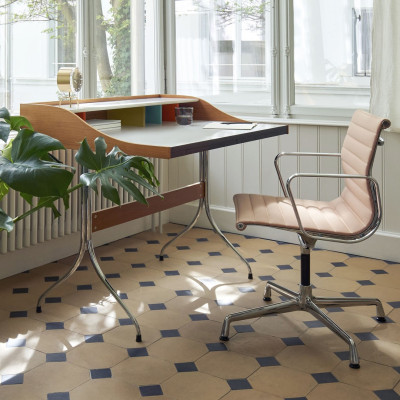 Stolní hodiny se stativem Vitra