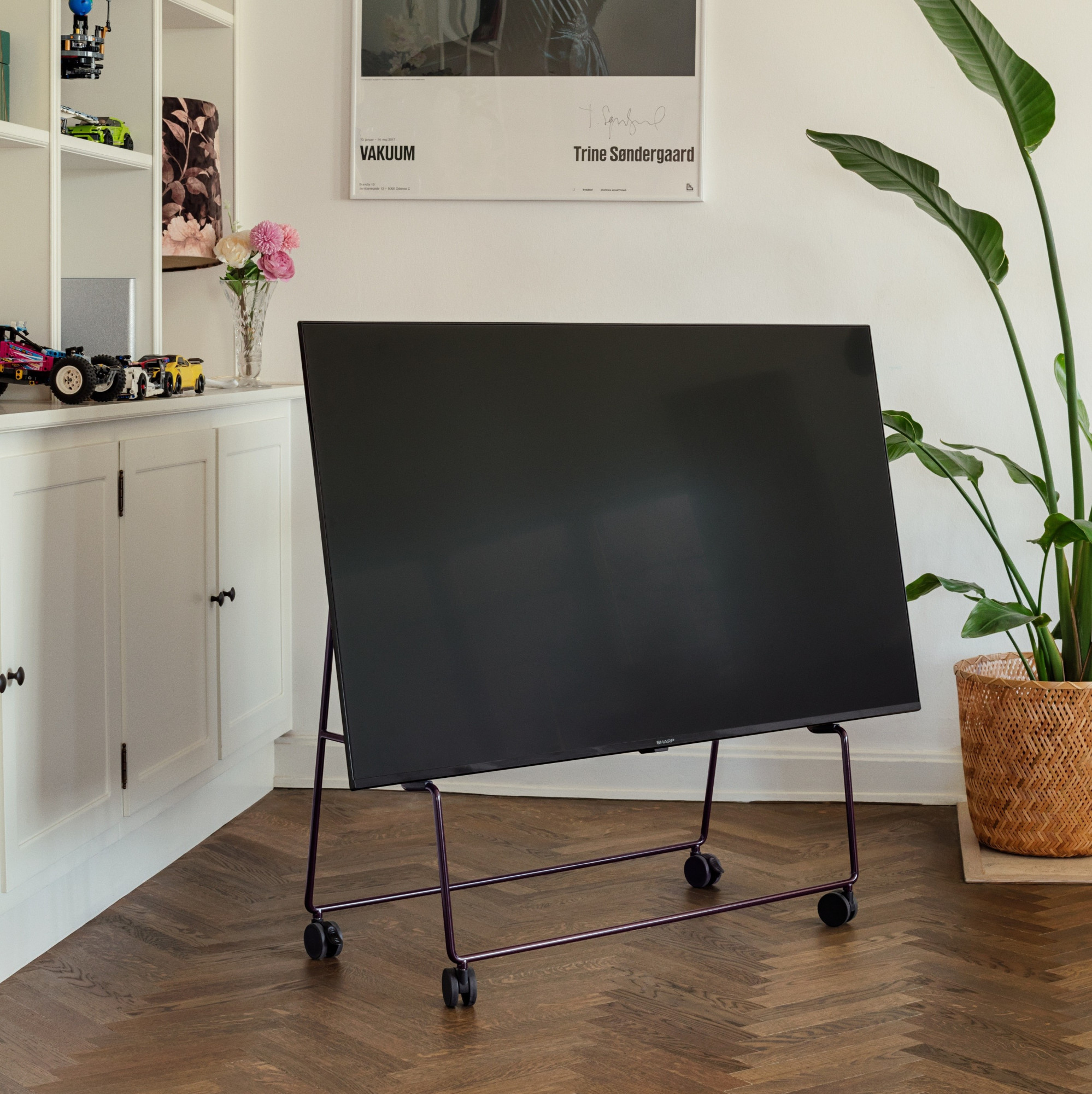 Stojak Na Kółkach Pod Telewizor Carry Fioletowy Please Wait To Be Seated