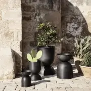 Donica ogrodowa Hourglass extra small czarna Ferm Living