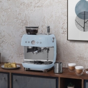 Ekspres do kawy kolbowy z młynkiem 50's style pastelowy błękit Smeg