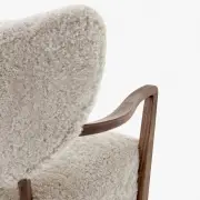 Fotel Wulff ATD2 Walnut Sheepskin Moonlight Andtradition