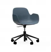 Krzesło Biurowe Form Z Podłokietnikami Czarna Podstawa Niebieskie Normann Copenhagen