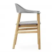 KRZESŁO HERIT Z PODŁOKIETNIKAMI JASNY DĄB TAPICEROWANE SZARE NORMANN COPENHAGEN