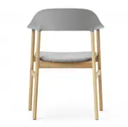 KRZESŁO HERIT Z PODŁOKIETNIKAMI JASNY DĄB TAPICEROWANE SZARE NORMANN COPENHAGEN