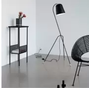 LAMPA PODŁOGOWA CZARNA-MOSIĘŻNA HUbsch