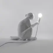 LAMPA STOŁOWA MONKEY BIAŁA - WERSJA SIEDZĄCA SELETTI