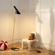 Lampa podłogowa AJ mosiężno-czarna Louis Poulsen