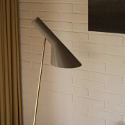 Lampa podłogowa AJ mosiężno-szara Louis Poulsen