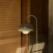 Lampa Podłogowa Flowerpot VP12 Szarobeżowa Andtradition