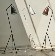 Lampa podłogowa Grashoppa alabastrowa biel Gubi