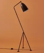 Lampa podłogowa Grashoppa czarna połysk Gubi