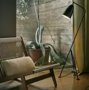 Lampa podłogowa Grashoppa czarna połysk Gubi