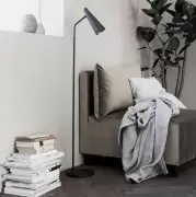Lampa podłogowa Precise czarna House Doctor